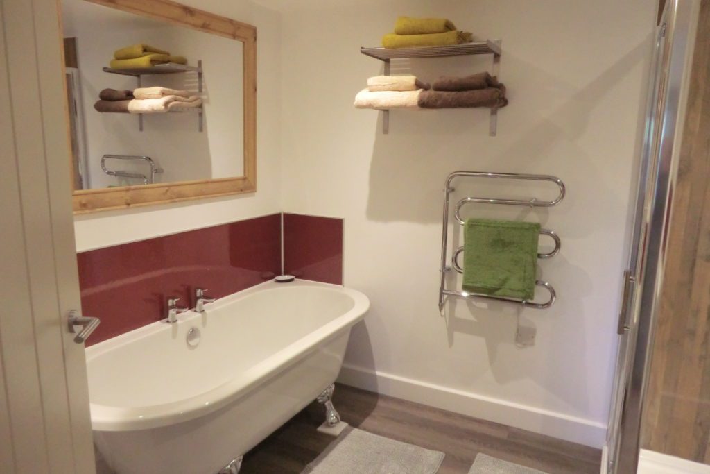 Gulval Farm Cottages - The Lily Pad - The Bathroom